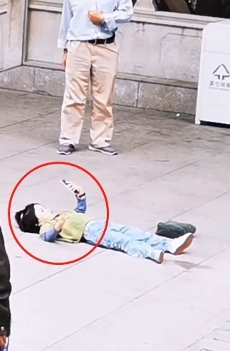 公共场合|大热天孩子躺在地上“玩手机”,路人议论纷纷,走近一看都乐了