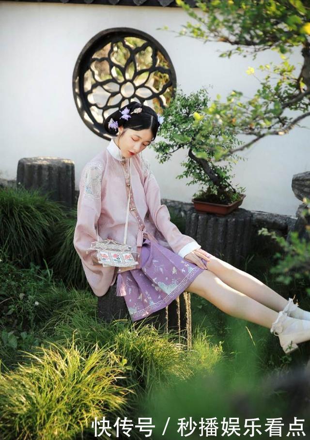 最近流行一种穿法,叫“一半汉服,一半JK”,精致又优雅,太吸睛