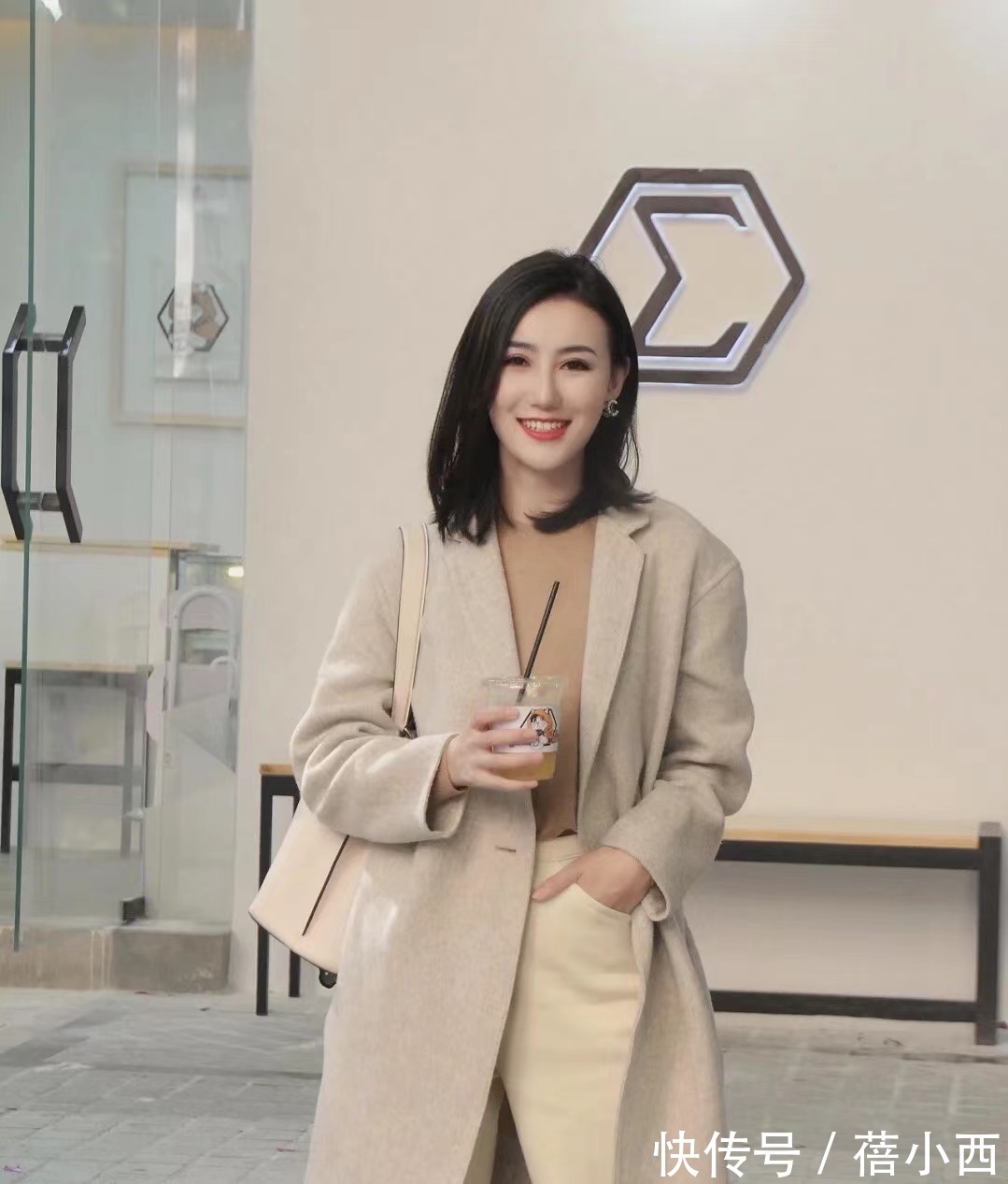 牛角扣 会穿“大衣”的女人更优雅,搭配半身裙真高级、搭配阔腿裤显气质