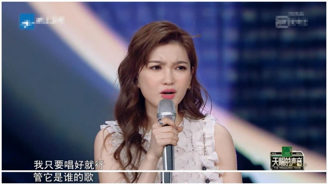 她靠《好声音》成名,和杨坤炒绯闻,如今整容变样无人识