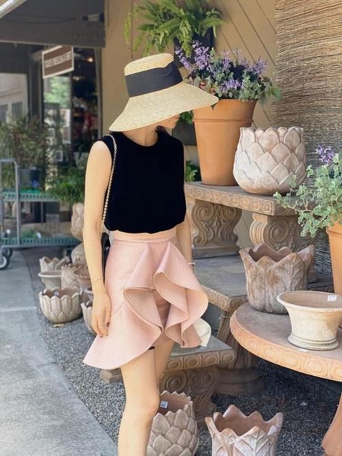 美女穿一条粉色的风衣裙,看起来优雅大方,气质迷人