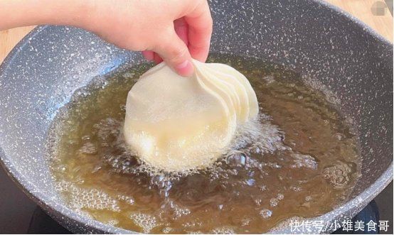 跟着我一起|饺子皮放入滚烫的油锅中,瞬间变美食,我也是今天才知道,太香了