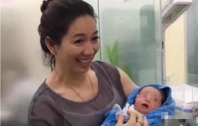 产房|“最美外婆”在产房走红,成为焦点,外婆:别顾着看我,看我孙子