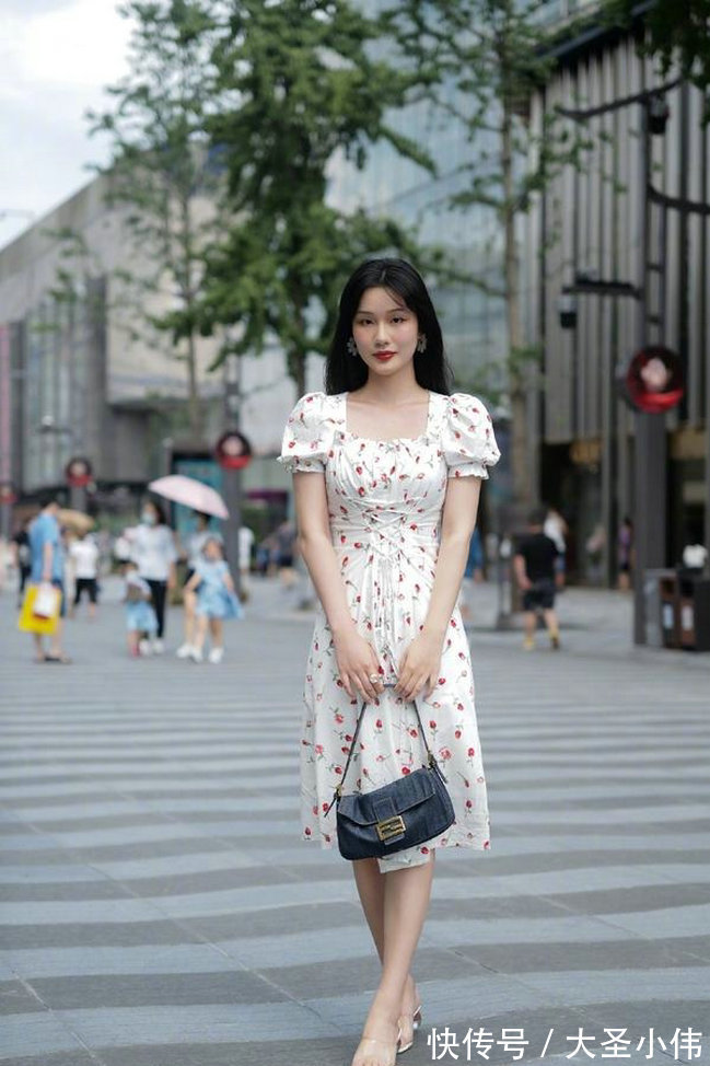 穆勒|美女街拍:露脚趾的银色尖头高跟鞋,带着一种迷人的气息,显得十分漂亮