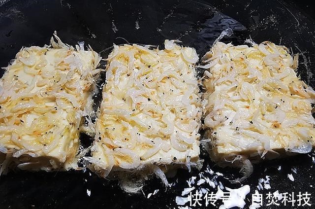 一块豆腐，一把虾皮，就能做出饭店的招牌菜，外酥里嫩，真馋人