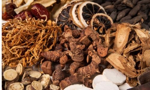 关节|几乎可以治疗所有关节疼痛的中药方子：探讨桂枝芍药知母汤的妙用