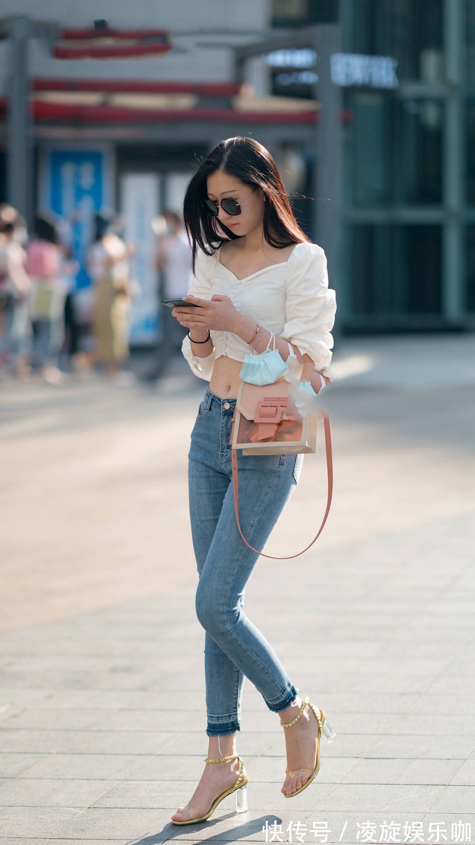 蕾丝 天热了,美女们穿上珍藏已久水晶高跟凉鞋,容易搭配还显身材