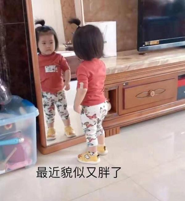 小女孩|女儿照镜子看小蛮腰没了,宝妈忍不住笑,网友:像极了减肥失败