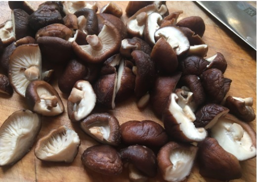 香菇跟它真是绝配，嫩滑多汁，五块钱一大盘，比大鱼大肉还香