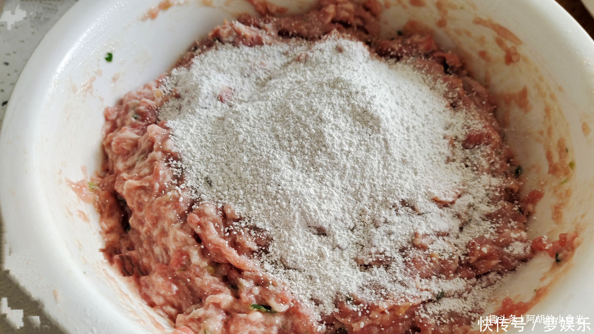 “生汆丸子”的做法,口感滑嫩,比炸的要好吃