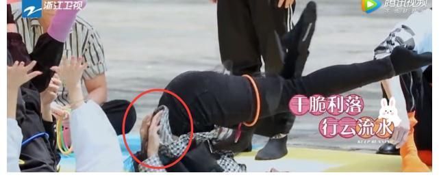 苗苗做游戲險些走光,宋雨琦幫忙遮擋,主動拉baby起身細節(jié)暖心