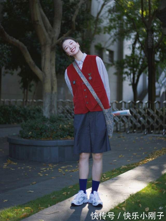 衬衫 秋冬怎么搭出层次感？马甲叠穿衬衫搭配五分短裤，简约又时尚