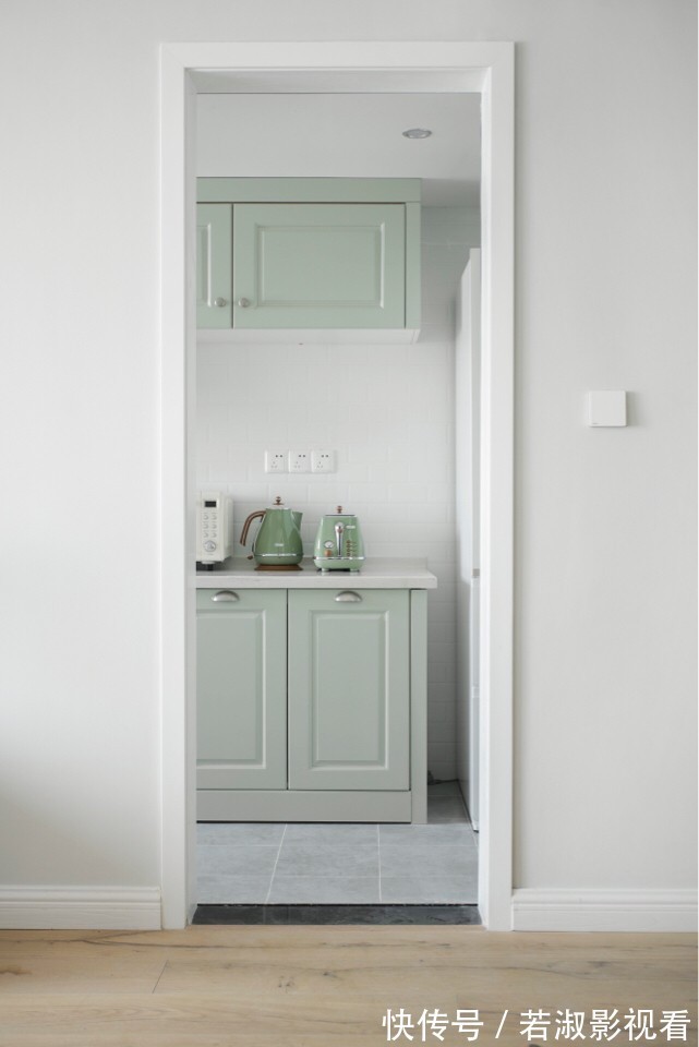 两个人|朋友第一次到新家做客,进屋就被客厅吸引,独特的配色让人称赞