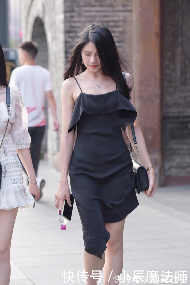 高雅 微胖女孩的神奇穿搭,黑色连衣裙展现不一样的气质,高雅又调皮