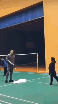 |搞笑GIF:姑娘的背包太个性,吓着我了!