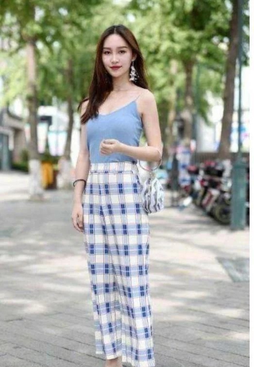 街拍:小美女无袖上衣配白色裤子,色彩运用十分娴熟,让人惊艳
