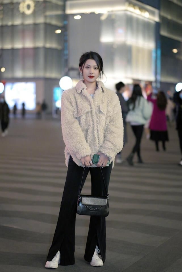 早春穿纯色内搭，搭配哪些“外套”更时髦？这些组合值得参考