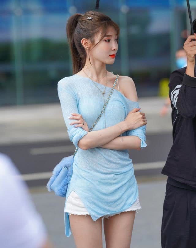 链条包|黑色紧身裤搭配链条包, 时尚感十足, 抓人眼球