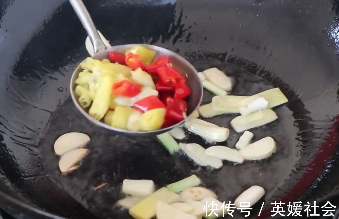 买点鱿鱼回家做美食，香辣美味，肉质Q弹，好吃到停不下来