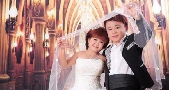 宝宝|23岁侏儒夫妻不听大夫劝阻, 生下宝宝, 看到宝宝不知该哭该笑!