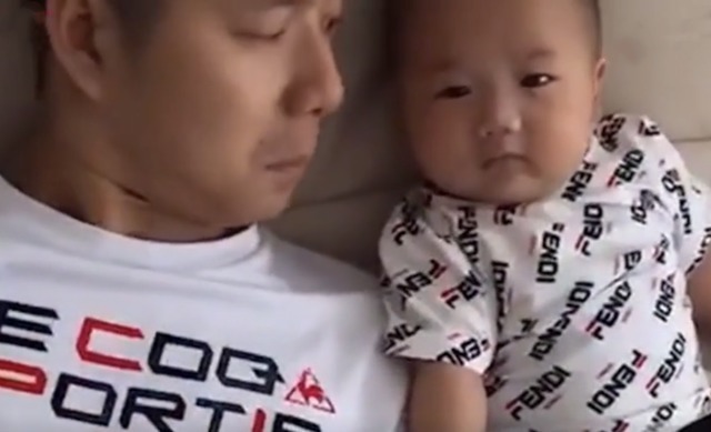 表情|“戏精宝宝”火了,喝个果汁表情逗乐众人,可以拿奥斯卡了