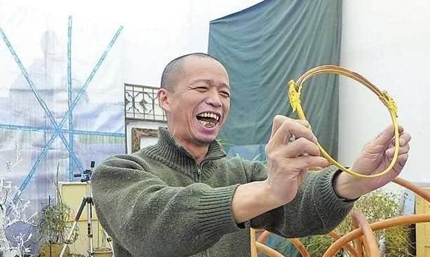 小伙取下自己的肋骨做成项圈,把自己封进水泥里,他的人生太疯狂