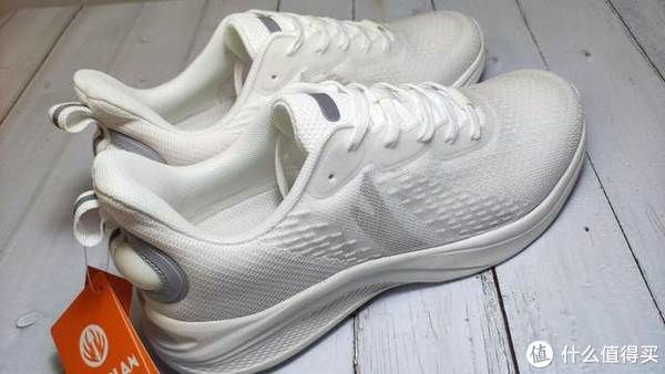 巴斯夫|带给你舒适感光变色体验,无中生有光变科技休闲鞋评测