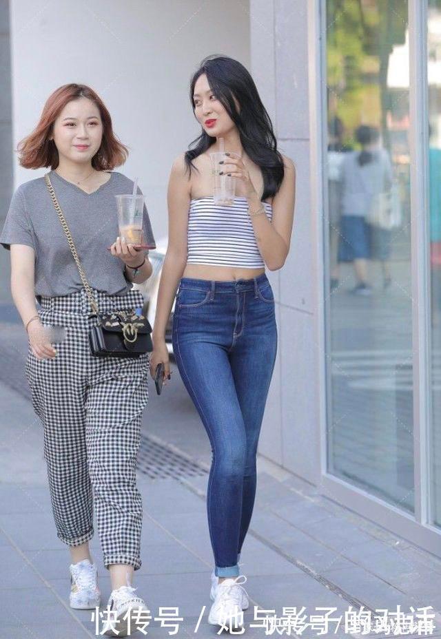 清新 蓝白条纹小短衣搭配修身牛仔裤,清新动人,气质端庄