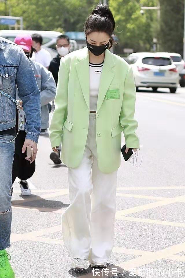 甜酷风|薇娅衣品真好,绿西装配阔腿裤洋气又高级,这派头完全不输女明星