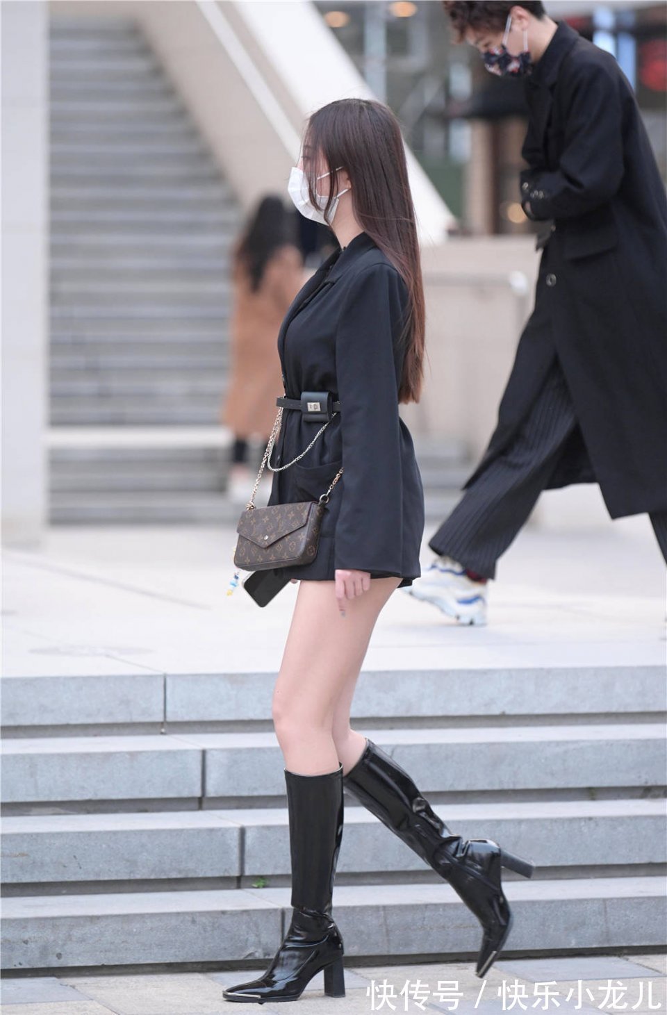 中秋 中秋时节的长靴搭配,不过膝的款式,也可以搭配出精致的时尚感觉