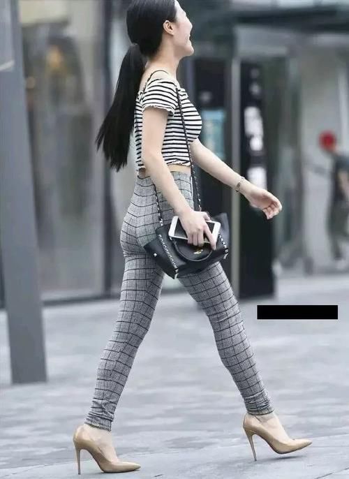 路人街拍条纹+格纹,这样穿时尚又高级,凸显好身材
