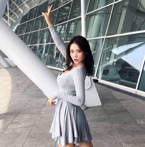 紧身裙|妍资俏丽小姐姐,搭配紧身裙,展现出女性独特的曼妙曲线!