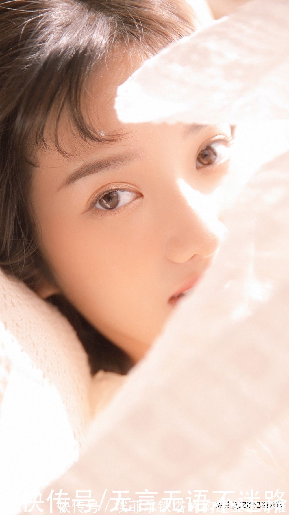 一字肩 甜美少女身穿一字肩蕾丝吊带搭配粉色系短裤,谁看了会不心动呢?