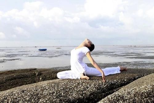 瑜伽体式|前手臂是一块儿比较小的肌群,想要锻炼它,可以尝试这几个动作