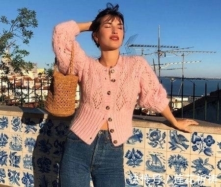 小姐姐 今年流行一种新穿法叫:“奶奶衫+牛仔裤”,显高还显腿长