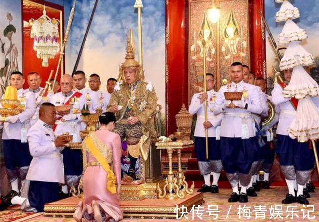 玛哈#同是签文件:苏提达跪地签,诗妮娜躲角落签,泰王却为西拉米铺纸