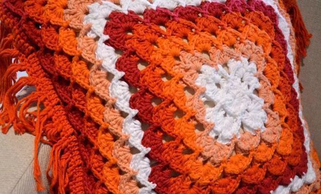 零线太多别浪费,试试钩一钩拼花抱枕,在家非常好用!附图解