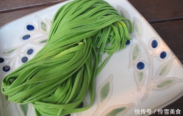 好吃|午饭就该如此吃,面条不放水,煮一锅不够吃,比饺子好吃太多