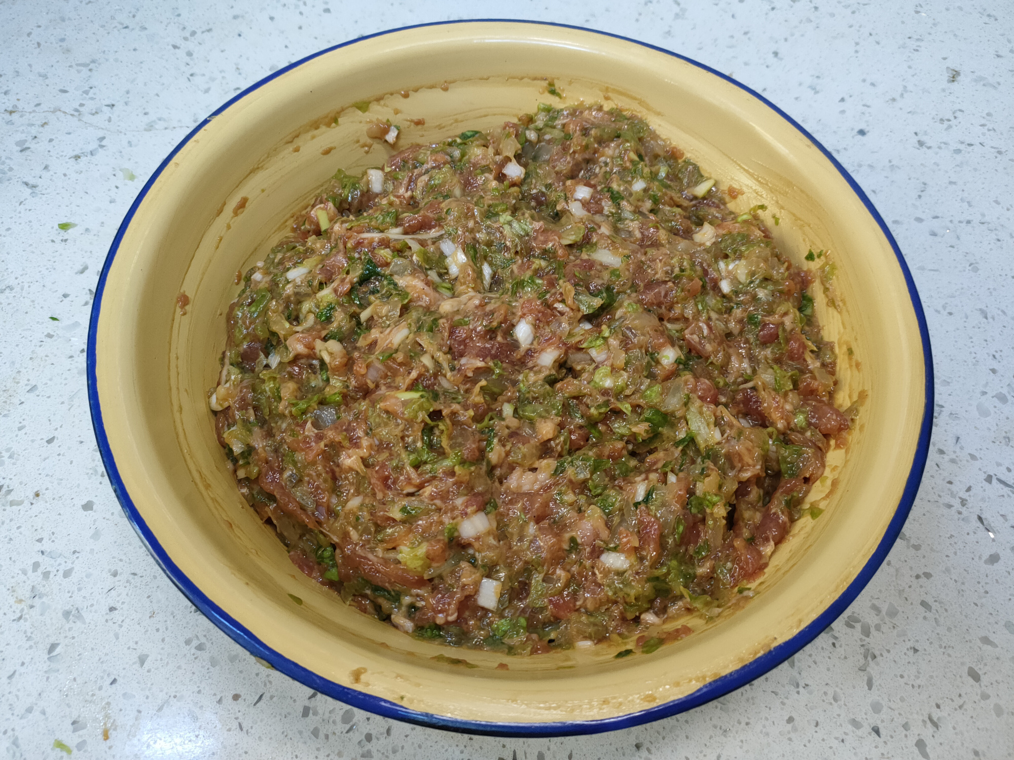 调饺子馅时,先放盐还是先放油不少人搞错了,难怪不鲜嫩不好吃!