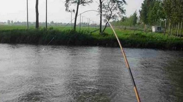 垂钓|详解跑铅钓和双铅钓要领,夏季野钓风浪天,最实用的两种钓法
