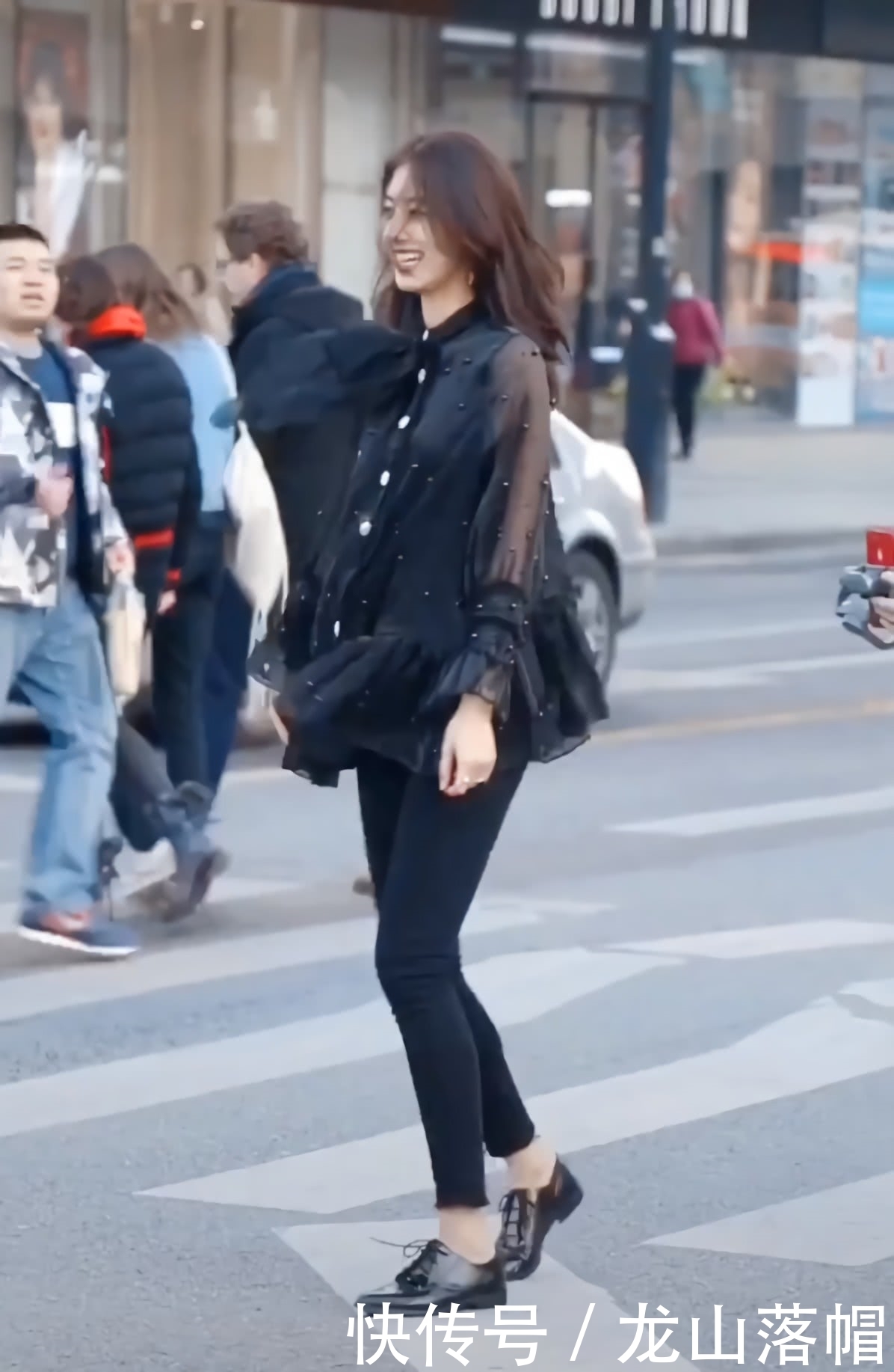 小姐姐为了拍视频，在寒风中只穿一件衬衫，没想到鞋子亮了