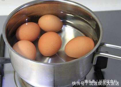 煮鸡蛋,用清水煮就错了,多加一步,蛋壳一剥就掉,蛋黄嫩营养好