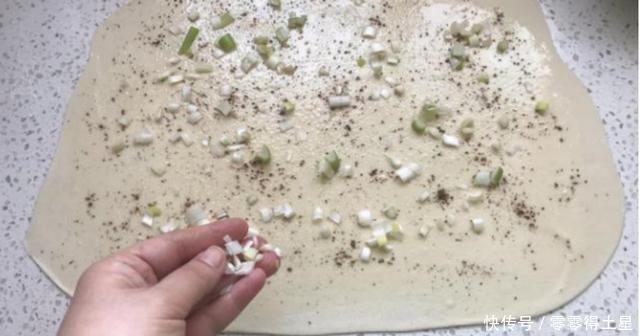 实惠|葱油饼这样做,美味好吃又实惠,主要是做法简单