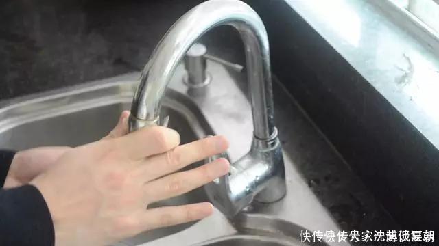 牙膏|用完的牙膏管别扔掉,放在厨房一年能省不少钱,邻居见了纷纷学!