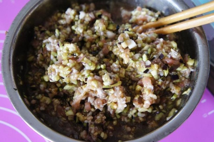 入秋后,多用茄子包饺子,比韭菜馅还鲜香,好吃营养高,快试试