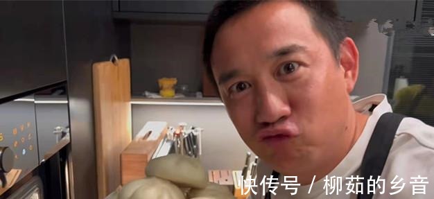 黄磊教做肉包子视频火了,网友点赞感叹这肉包子做得太有特色了!