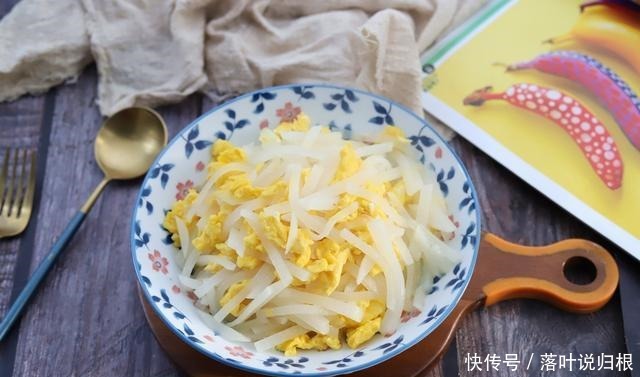 炒鸡蛋别只会用西红柿，换个食材，润肺生津，老人孩子都爱吃