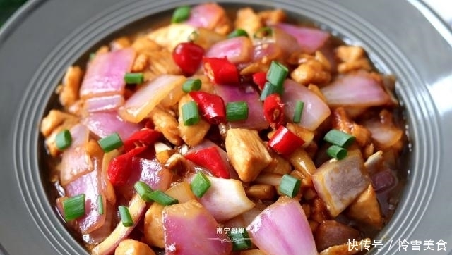 洋葱和鸡肉搭配这样做,特别开胃下饭,吃过一次的人还想吃第二次