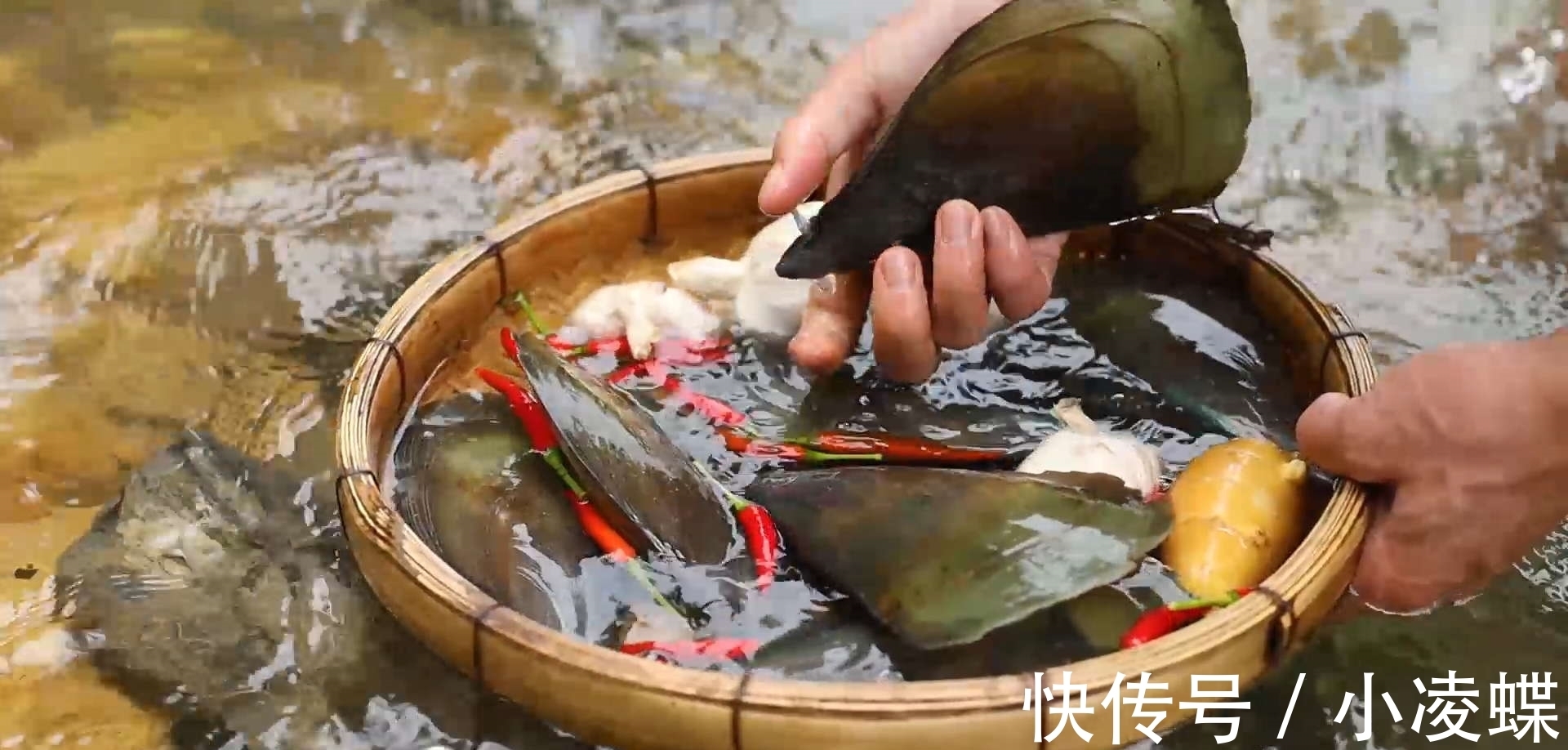 带子|新鲜的带子加入秘制的蒜蓉辣酱，烤得流出汁来，太香了！