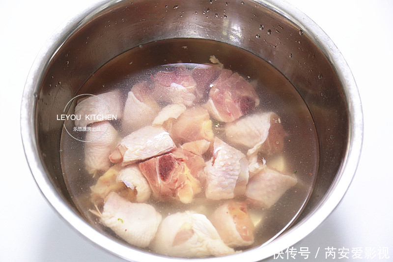 香菇|鸡肉和它们一起蒸,又鲜又嫩,不用闻油烟,简单好做,很适合夏天